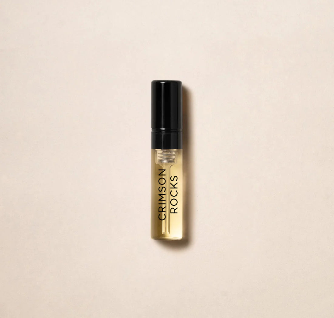 Indulge in the luxurious scent of Amouage Crimson Rock with this 2 ml 0,06 oz officieel parfumstaaltje. From the prestigious Amouage perfume house