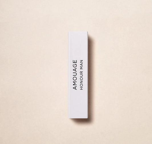 Experience the luxury of Amouage perfume house with the Honour Man 2 ml 0,06 oz officieel parfumstaaltje. Immerse yourself in the sophisticated scent of this renowned brand. Perfect for on-the-go touch-ups or as a sampling of Amouage's esteemed fragr